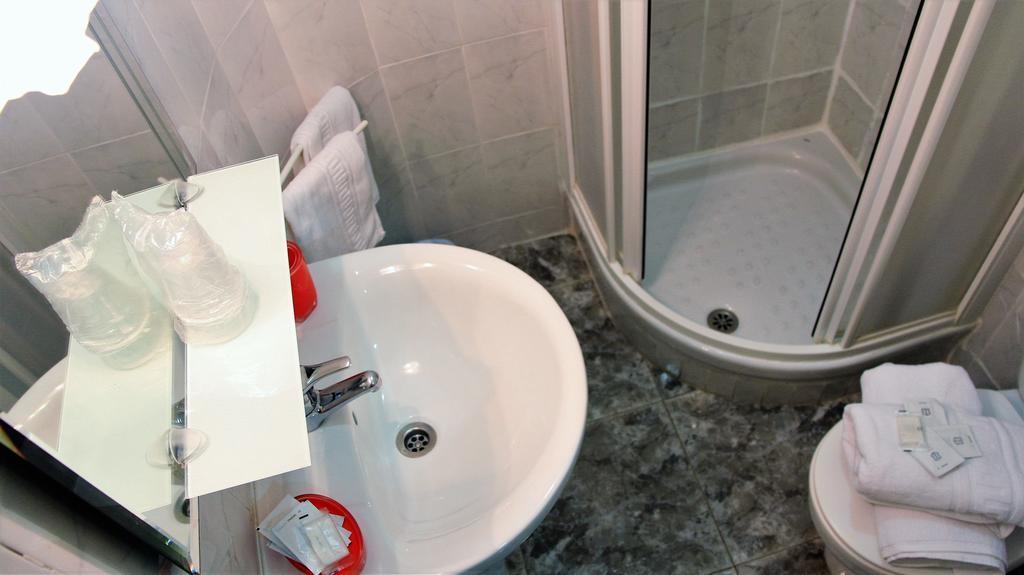 Ch Antonio Hotel Madrid Bagian luar foto